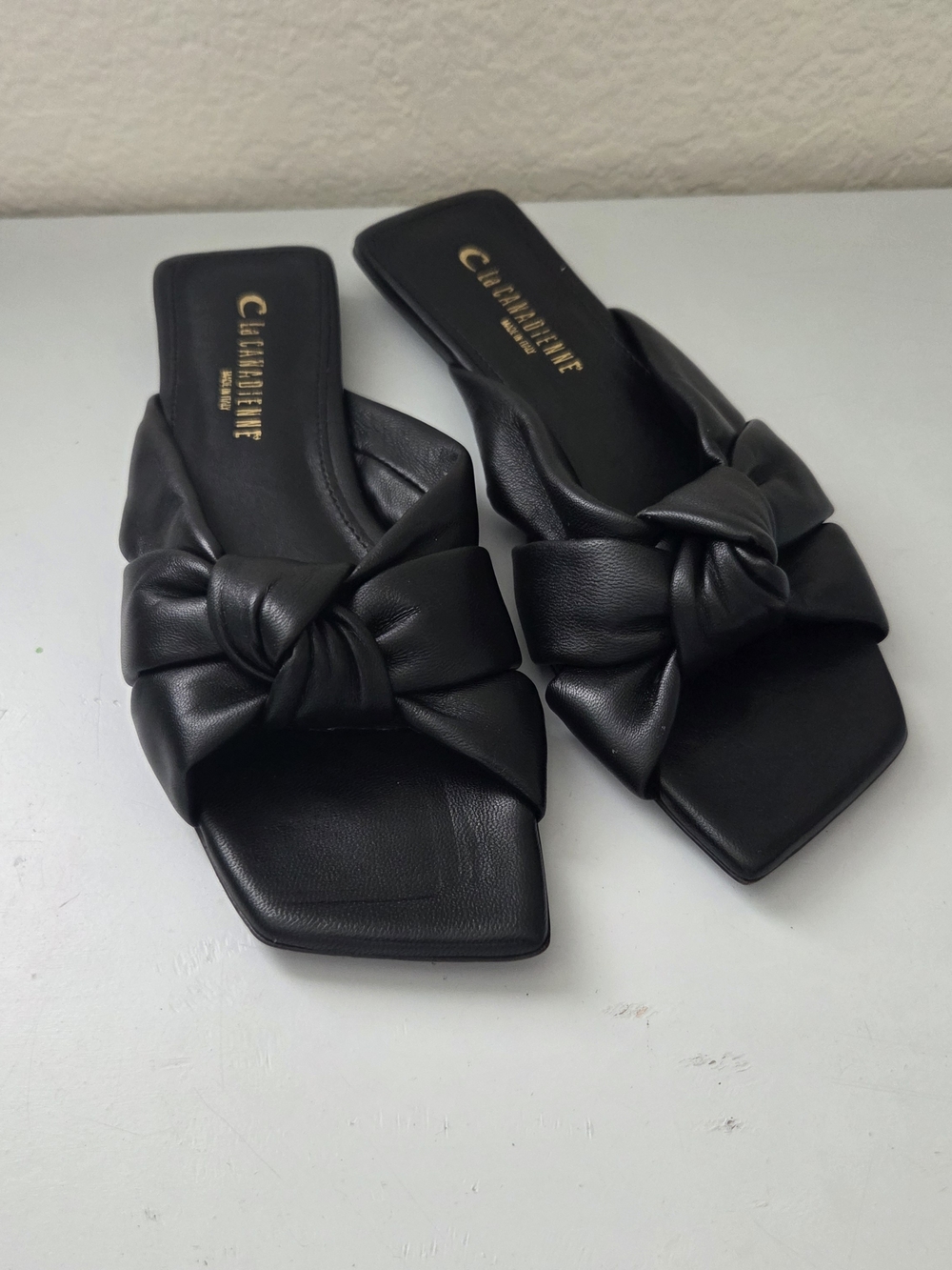 La CANADIENNE Knox Black Leather Knotted Slide Sandals